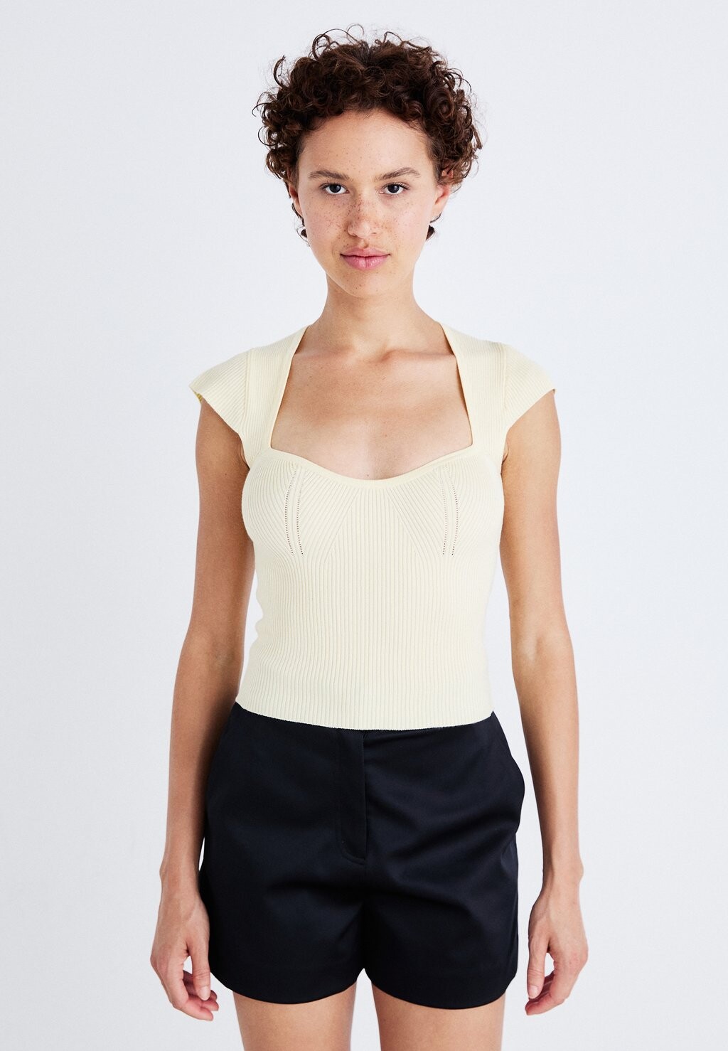 

Базовая футболка Gina Tricot, слоновая кость