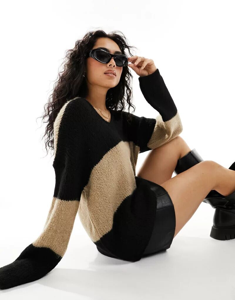 

Объемный свитер свободной вязки с V-образным вырезом и полосками ASOS Design