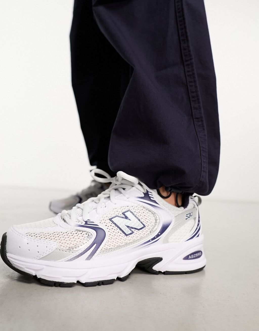 

Белые и темно-синие кроссовки New Balance 530, Синий