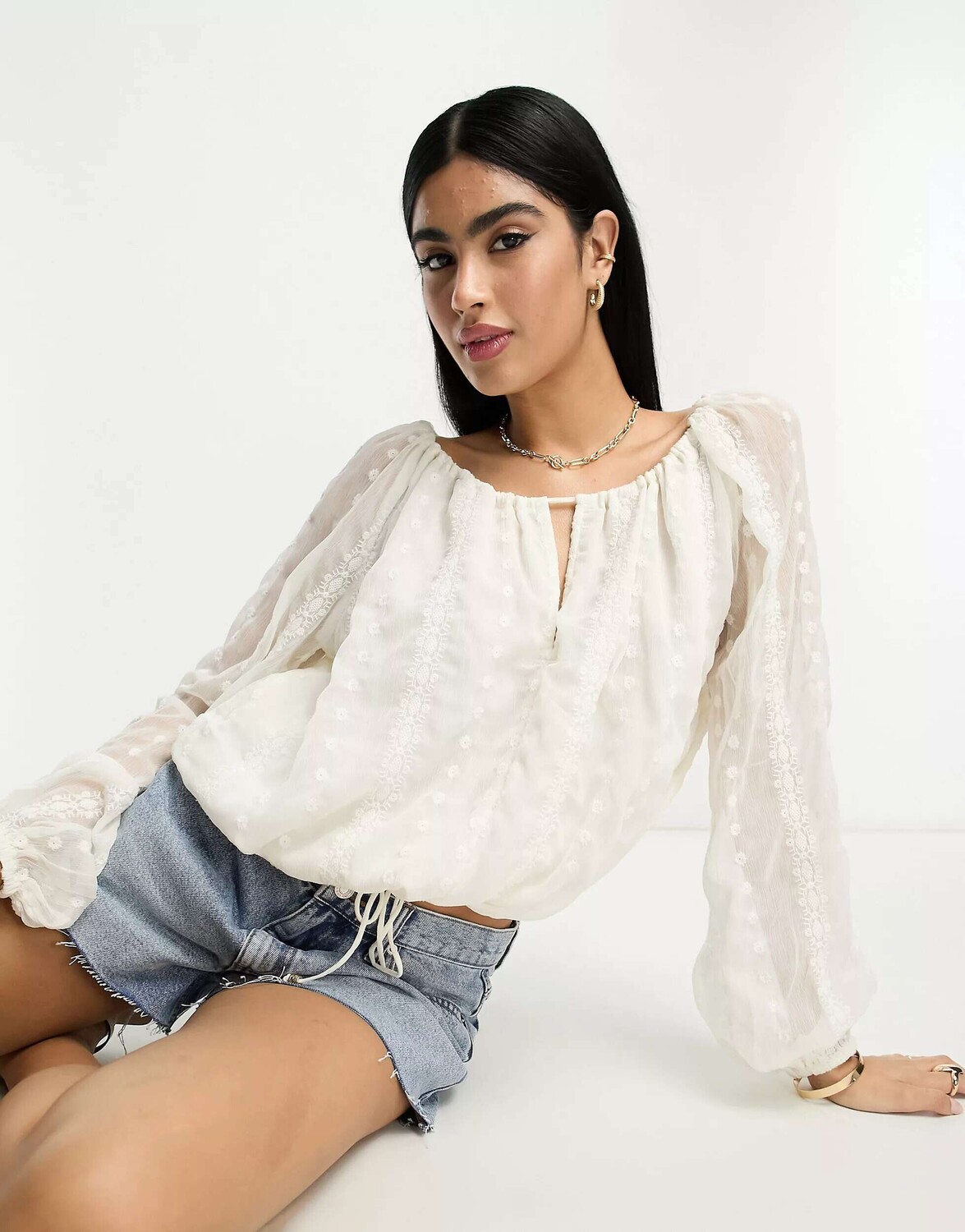 

Кремовый шифоновый топ с пузырьковой кромкой и вышивкой River Island