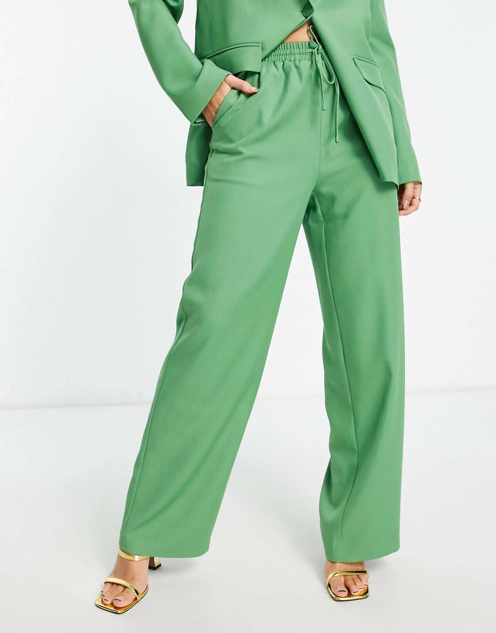 Зеленые классические брюки NA-KD x Klara Montes цвета с кларой