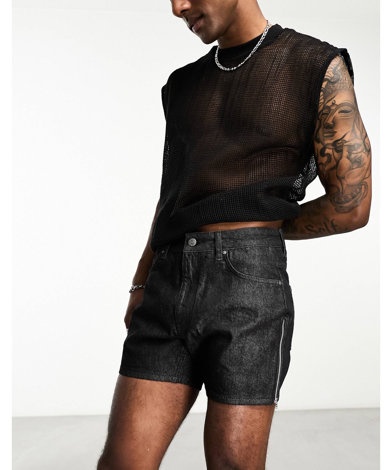 

Черные укороченные шорты с молнией сбоку ASOS DESIGN