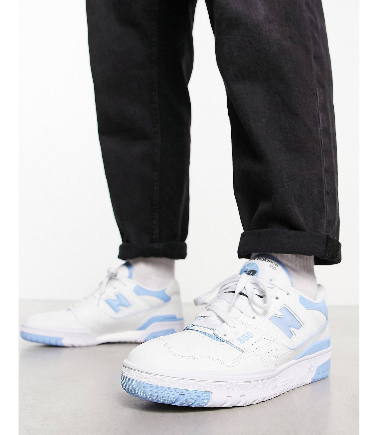 

Бело-синие кроссовки New Balance 550