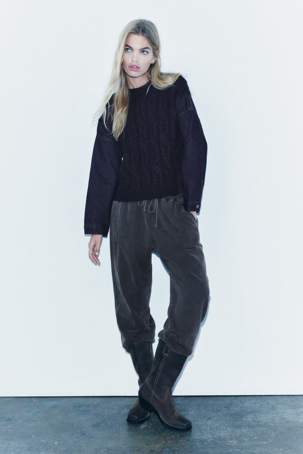 

Контрастный свитер из трикотажа и джинсовой ткани ZARA, индиго