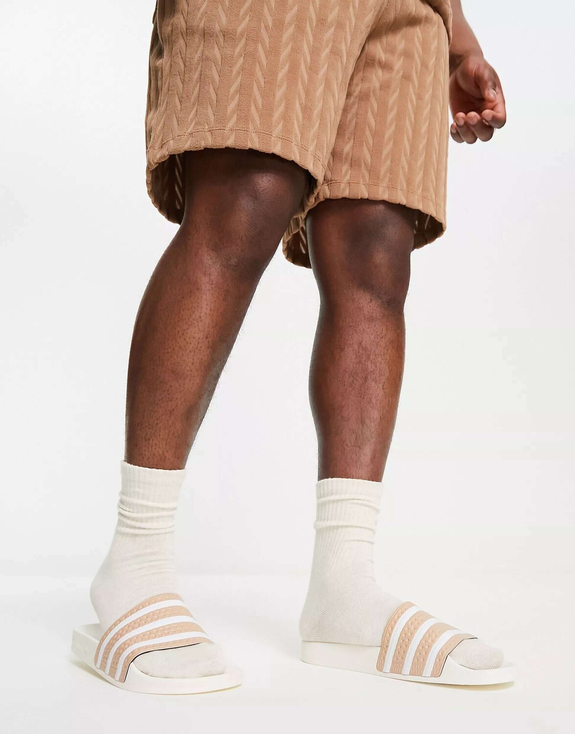 

Шлепанцы adidas Originals Adilette кремово-белого и песочного цвета