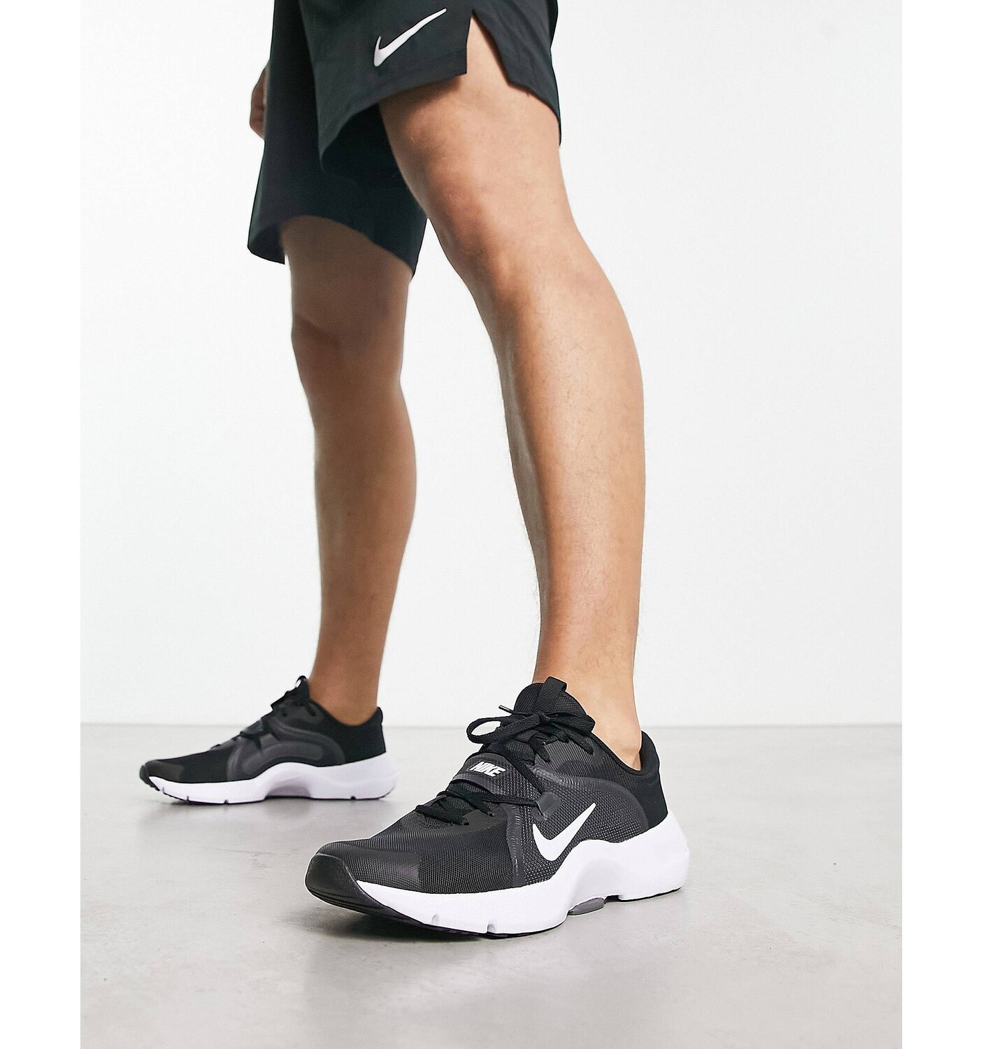 

Черно-белые кроссовки Nike Training In-Season
