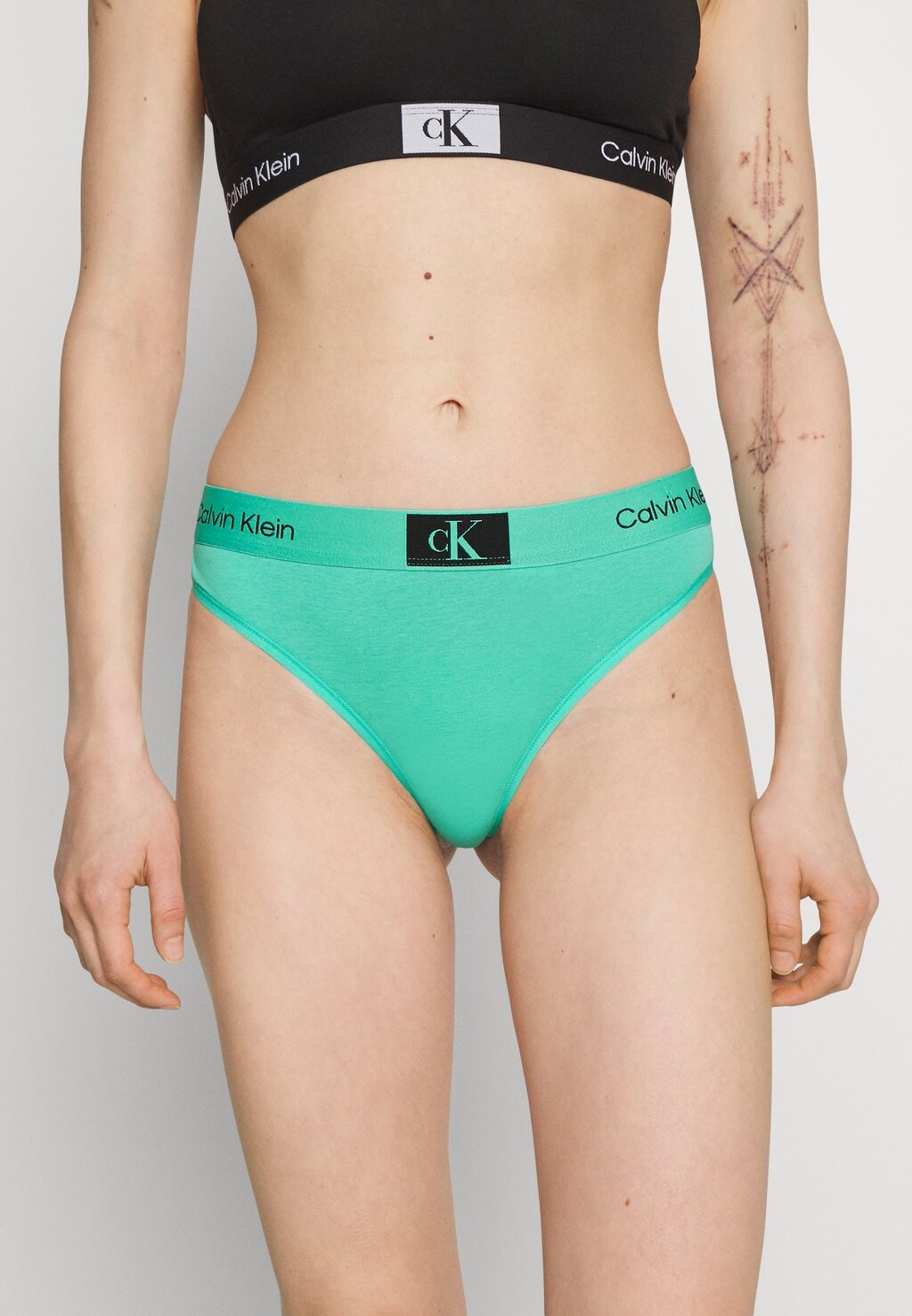 

Стринги Calvin Klein Underwear