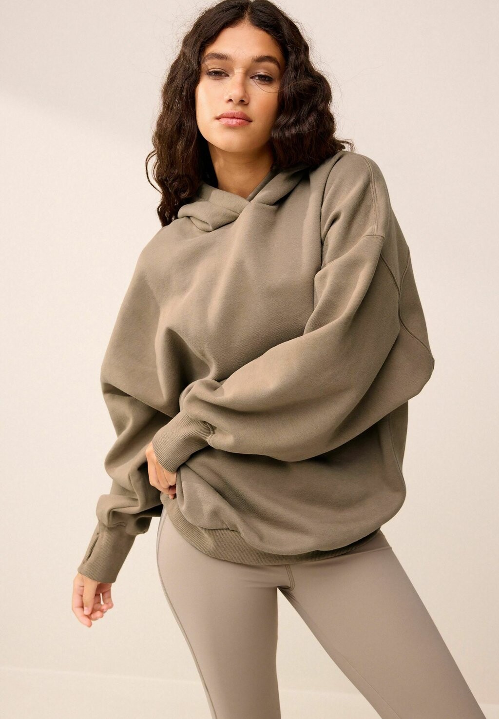 

Толстовка ACTIVE RELAXED FIT LONGLINE OVERHEAD Next, цвет light brown
