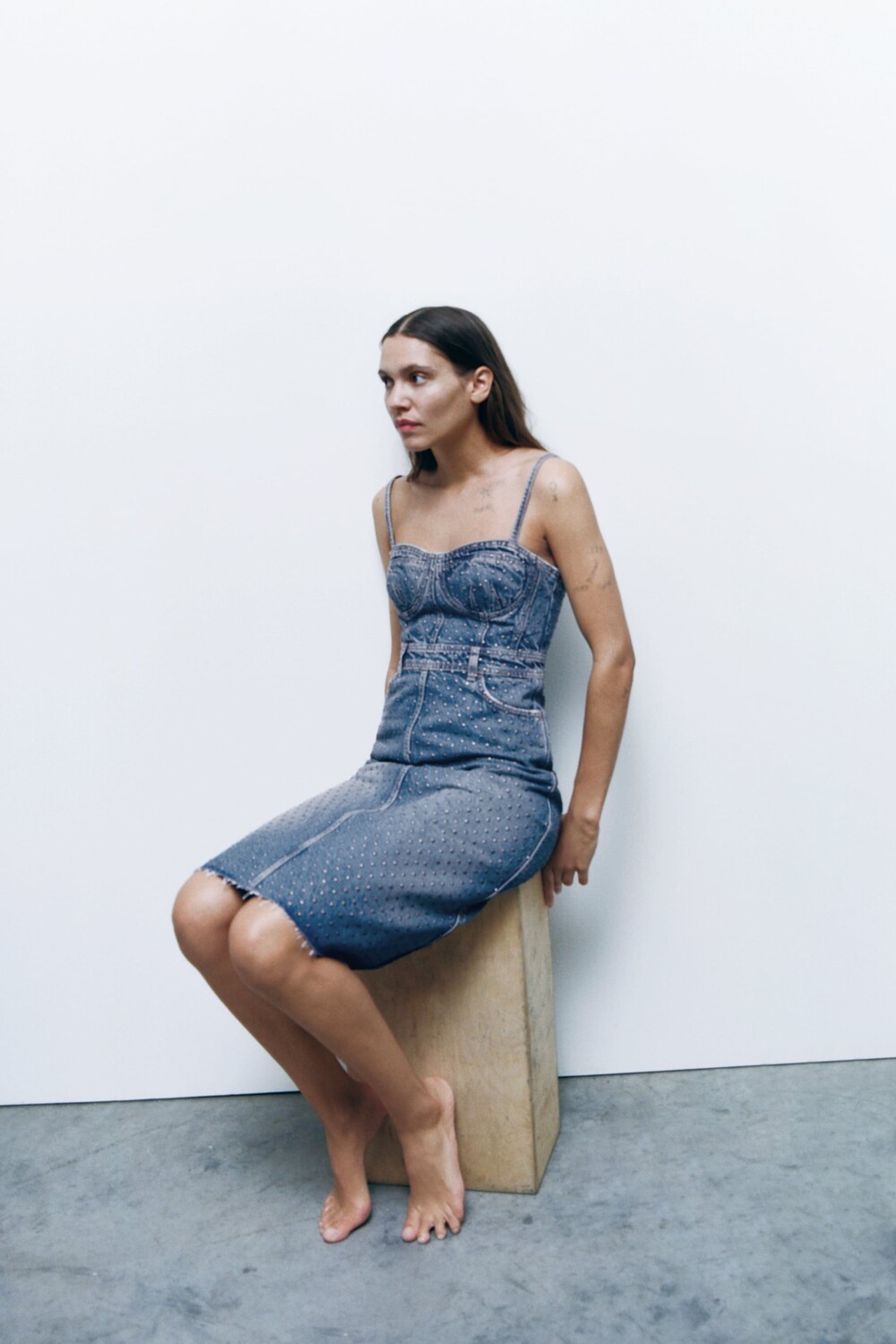 

Бюстье zw из денима с заклепками Zara, выцветший синий