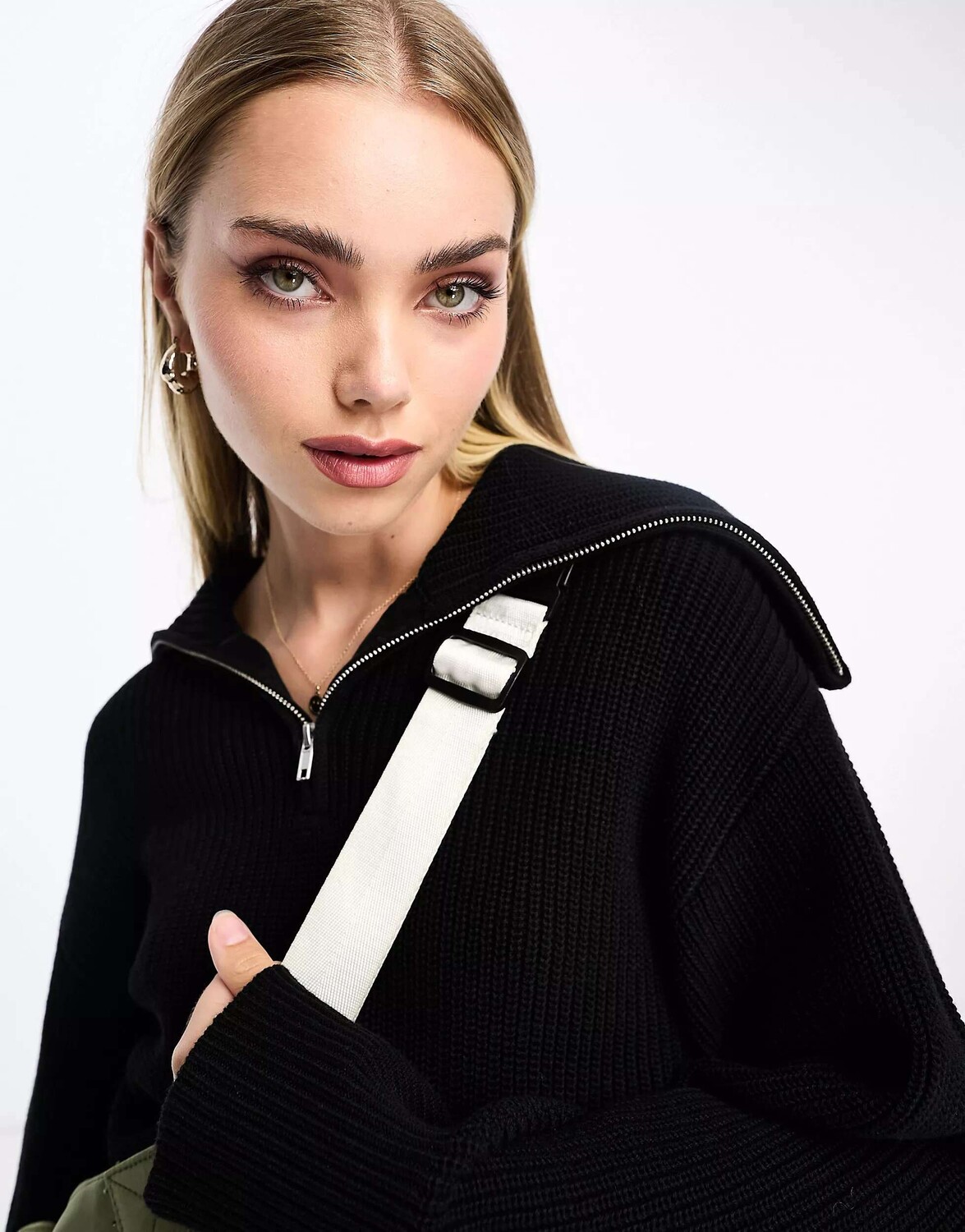 

Черный вязаный свитер Monki с высоким воротником и молнией