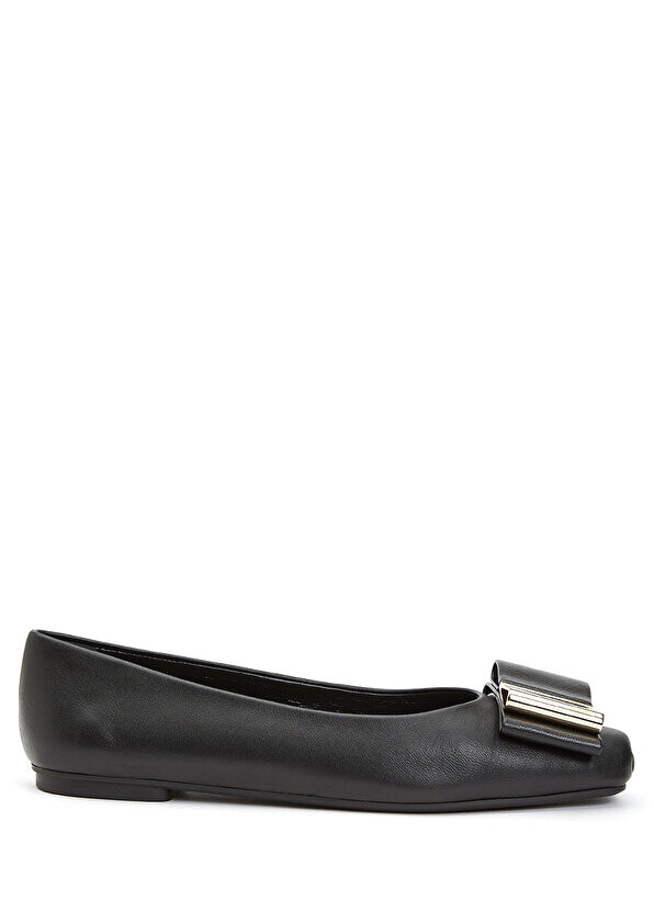 

Женские кожаные балетки с черным логотипом Ferragamo