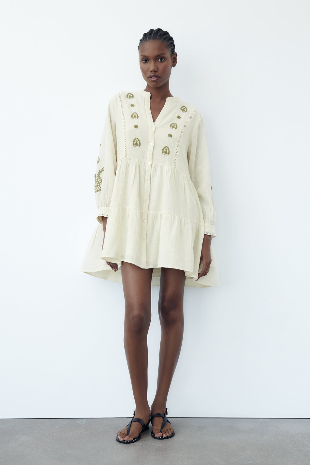 

Короткое платье с вышивкой Zara, экрю
