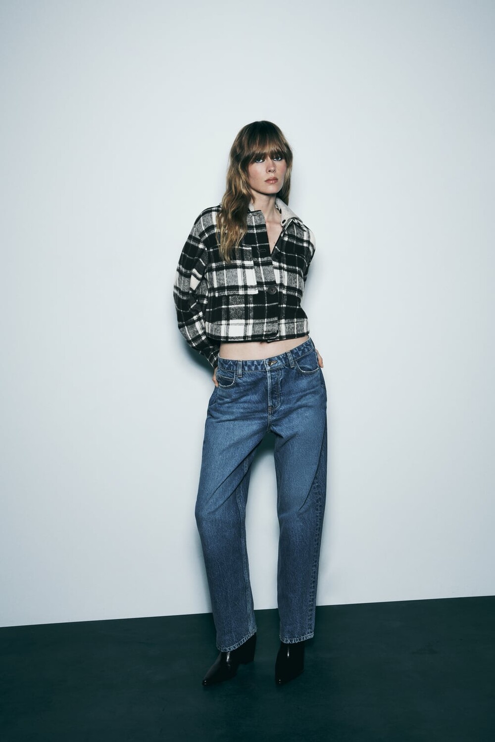 

Контрастная куртка со съемным капюшоном ZARA, черный