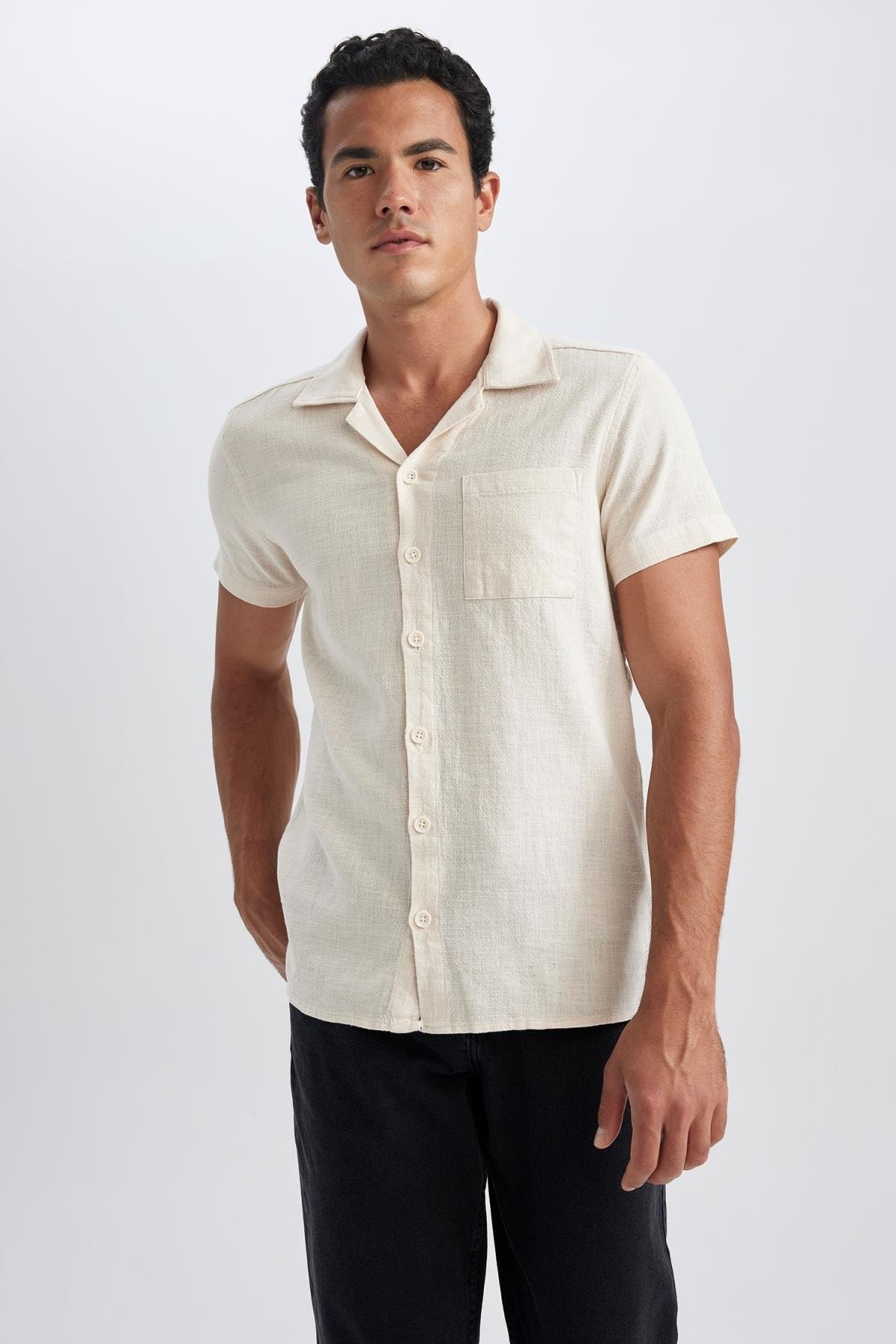 цена Хлопковая рубашка обычного кроя с короткими рукавами DeFacto, экрю