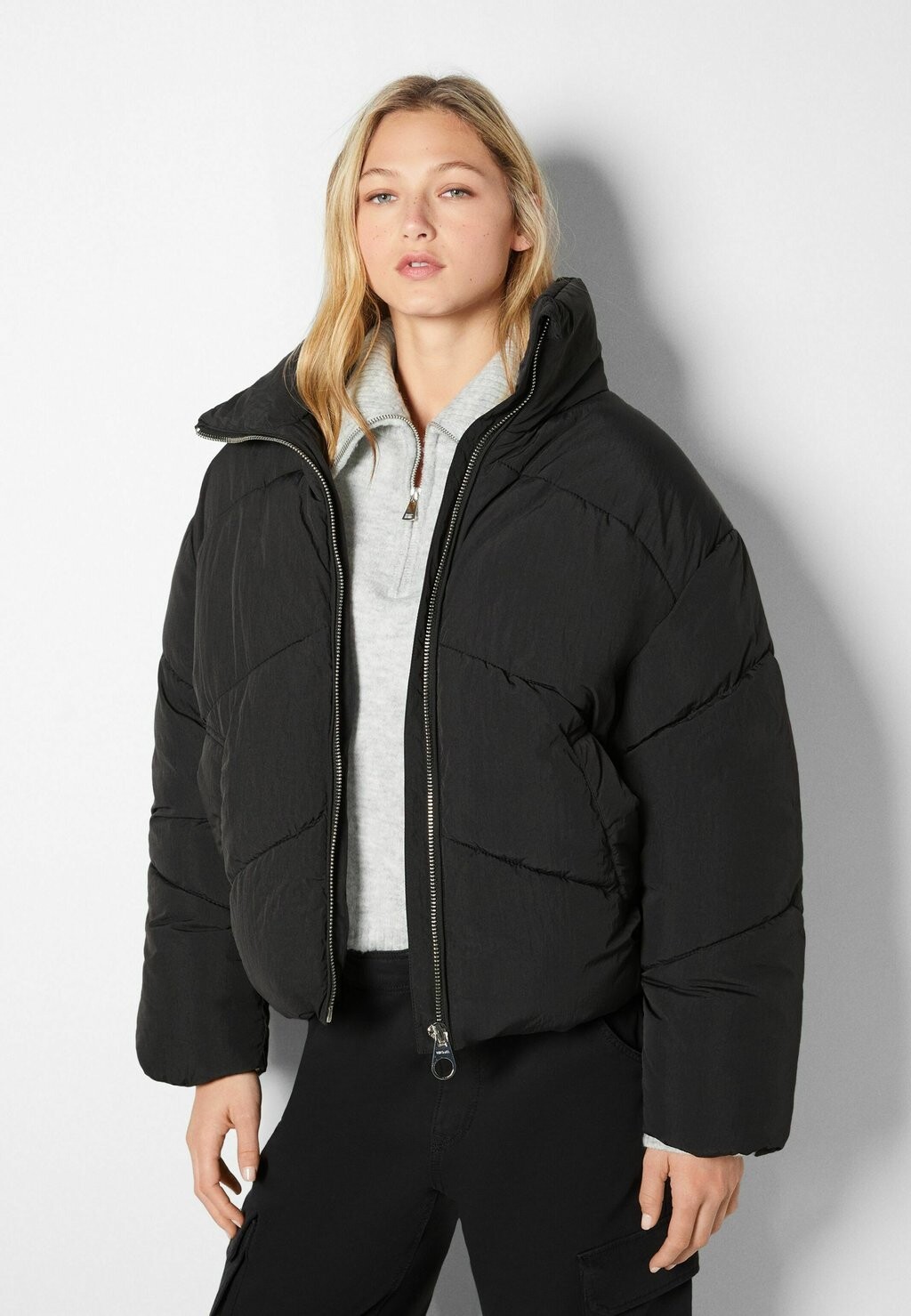 

Зимняя куртка Bershka, черный