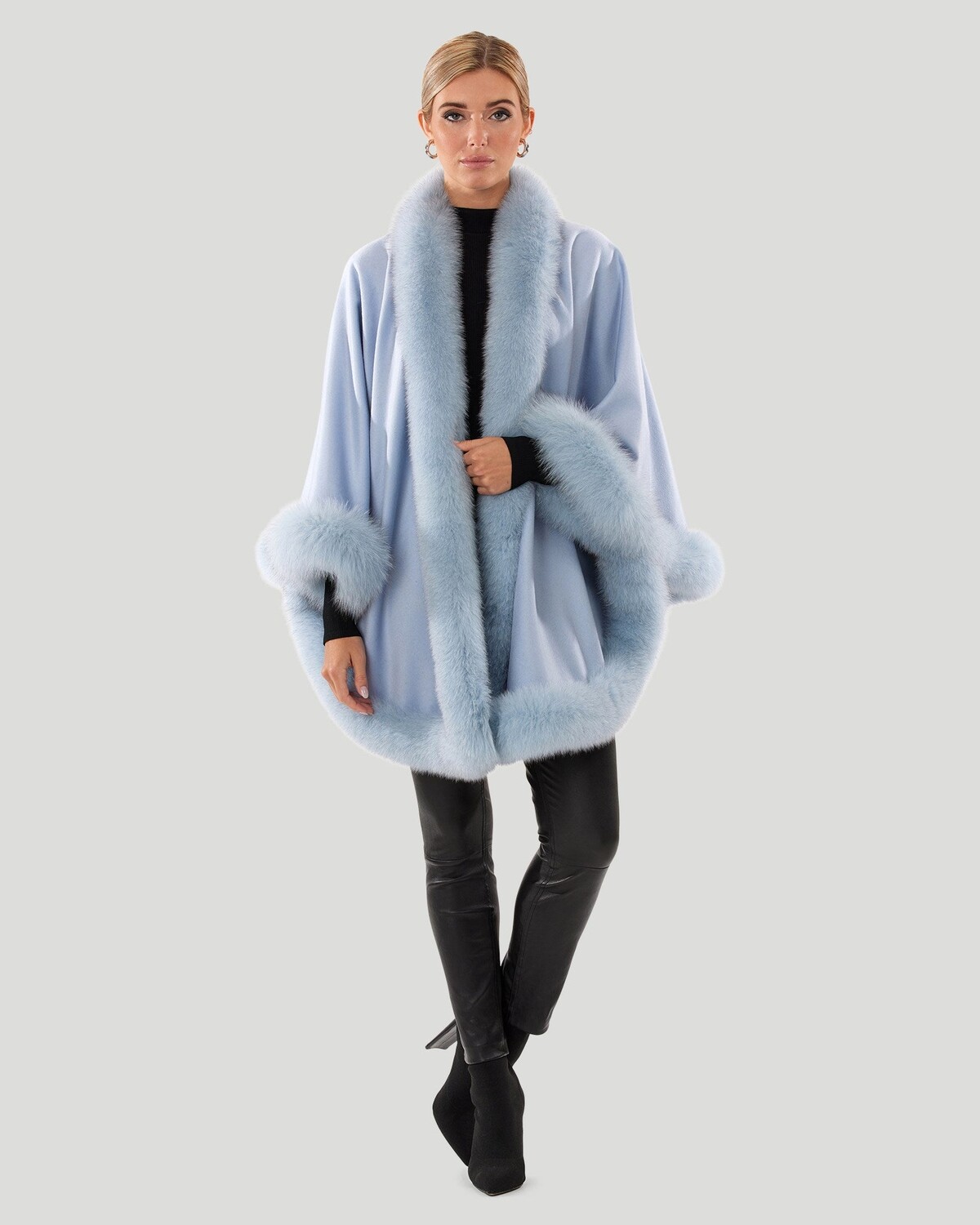 

Кашемировая шапочка с отделкой из лисы GORSKI, цвет Light Blue