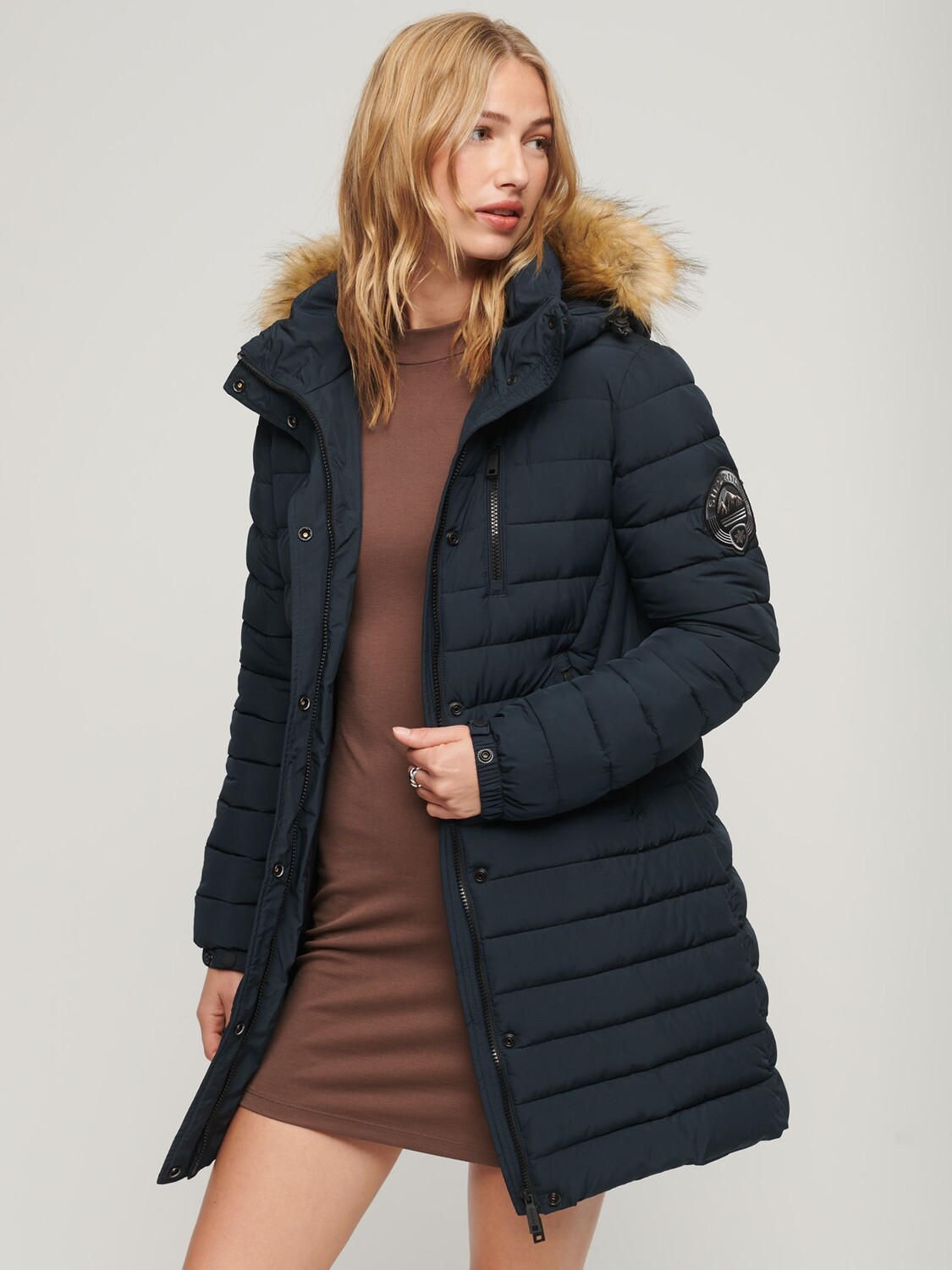 

Пуховик средней длины Fuji с капюшоном Superdry, северный хром темно-синий
