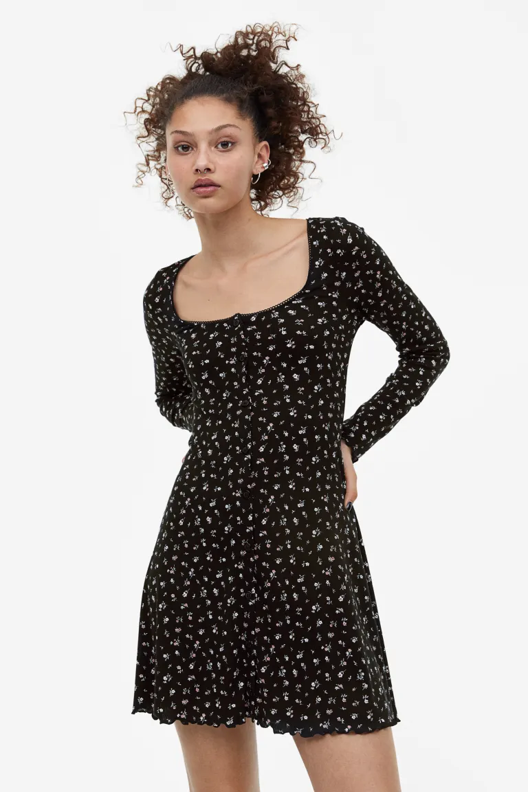 

Платье со сборками и кружевной окантовкой H&M, черный