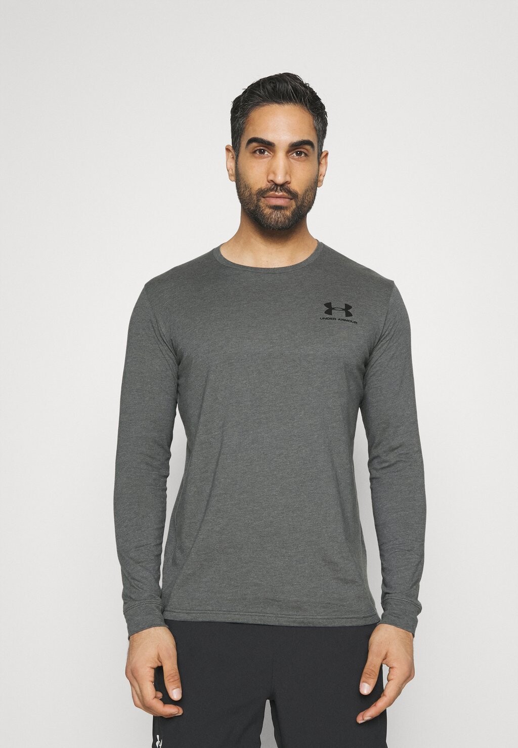 

Спортивная футболка SPORTSTYLE LEFT CHEST Under Armour, темно-серый, средний вереск/черный