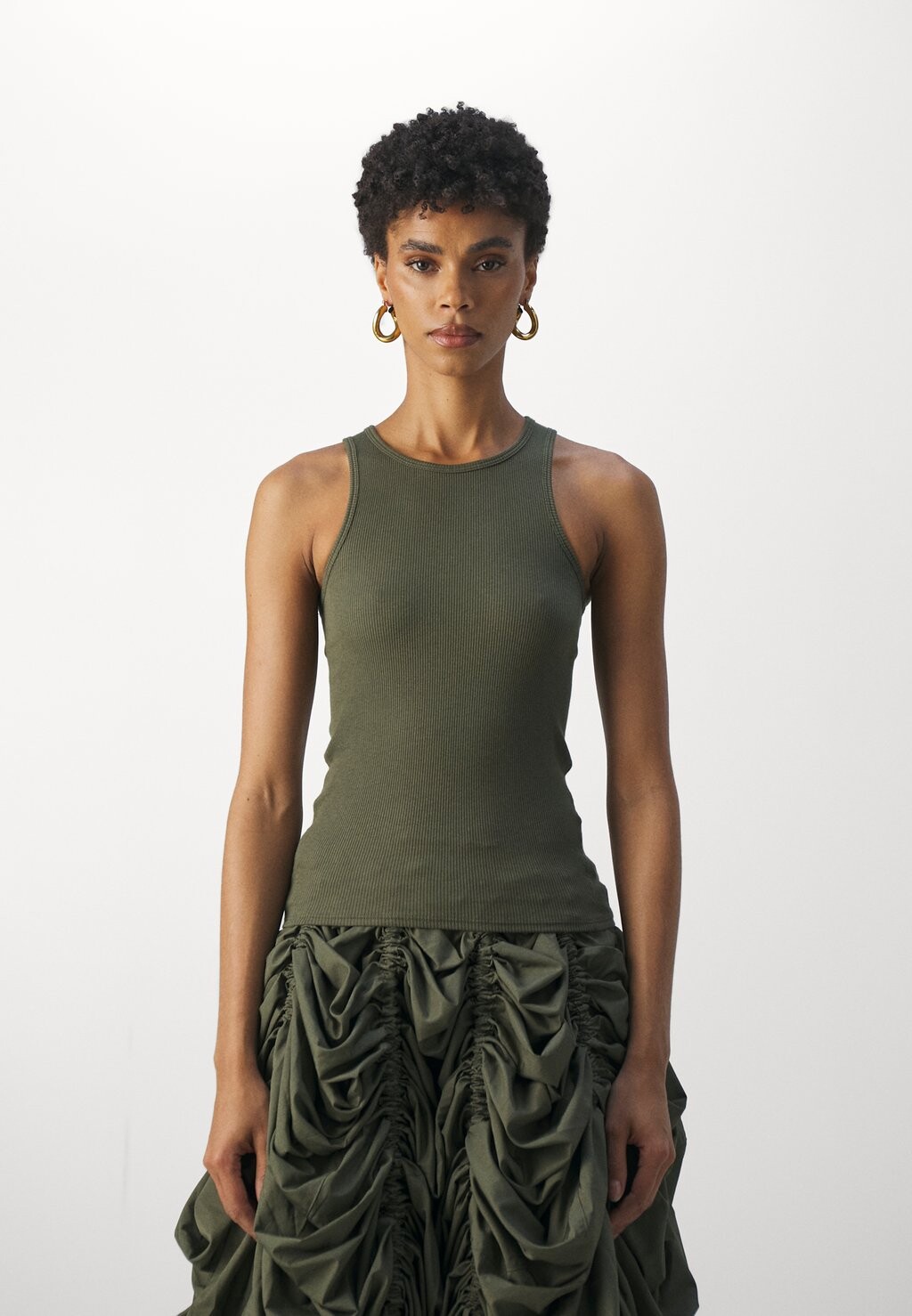 

Топ THE ESSENTIAL TANK rag & bone, цвет olive nigh