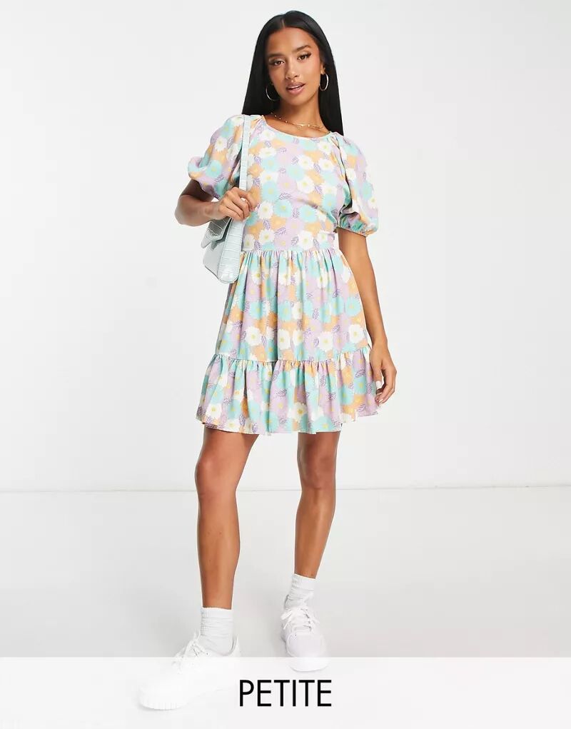 Гламурное многоярусное мини-платье Petite с рукавами-буфами и завязками сзади с пастельным цветочным принтом Glamorous Petite