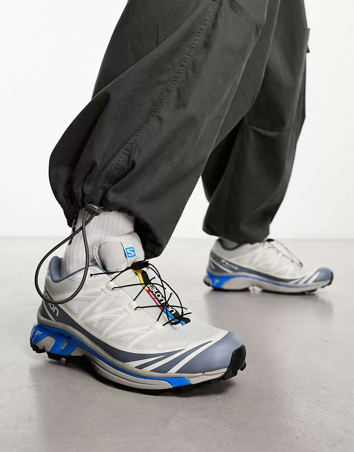 

Кроссовки Salomon XT-6 Goretex в кремневом и призрачно-сером цветах