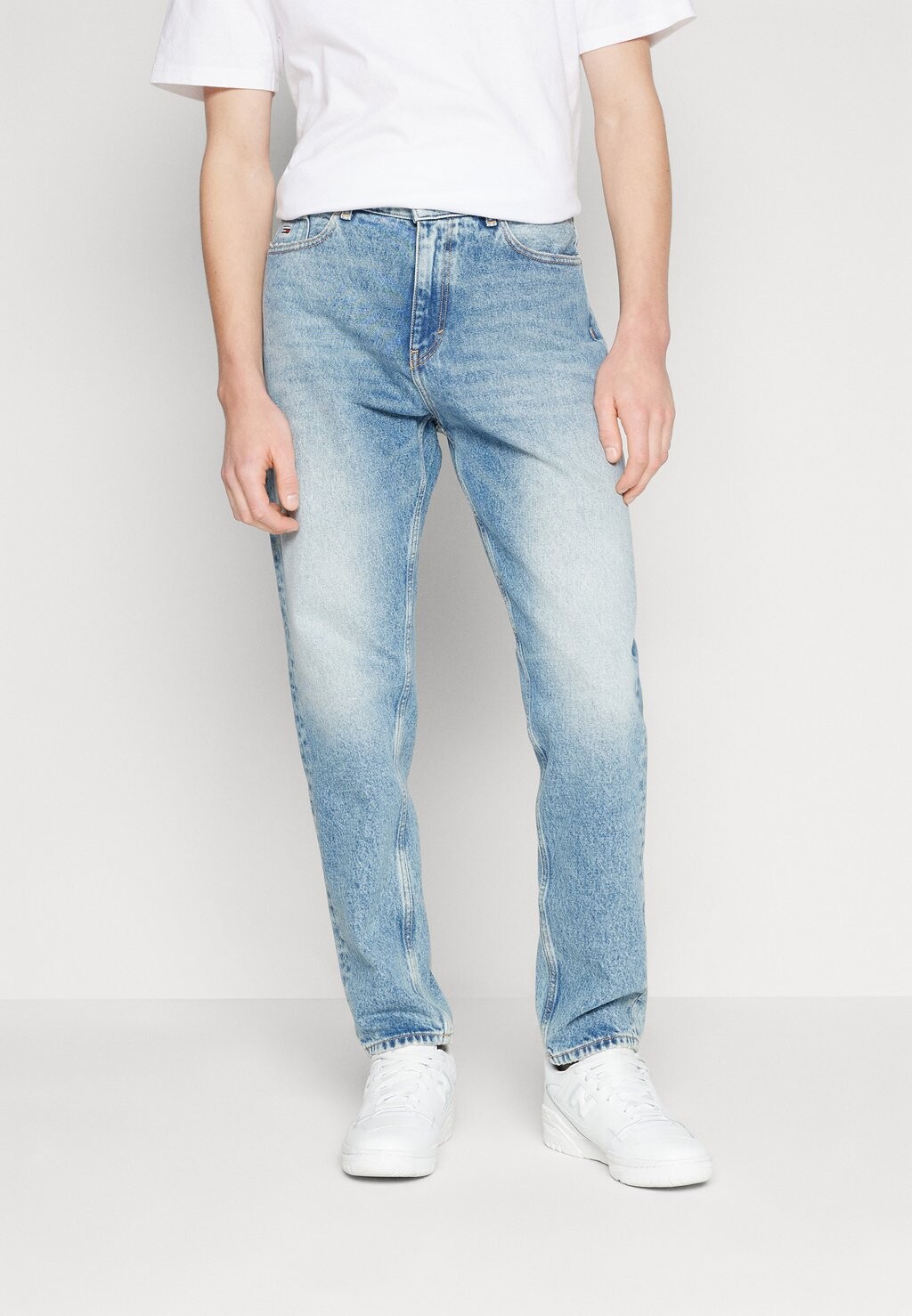 

Джинсы приталенного кроя Isaac Relaxed Tapered Tommy Jeans, цвет denim light