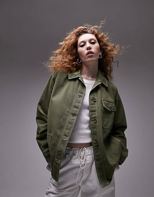 

Короткая куртка-рубашка цвета хаки с контрастной строчкой Topshop