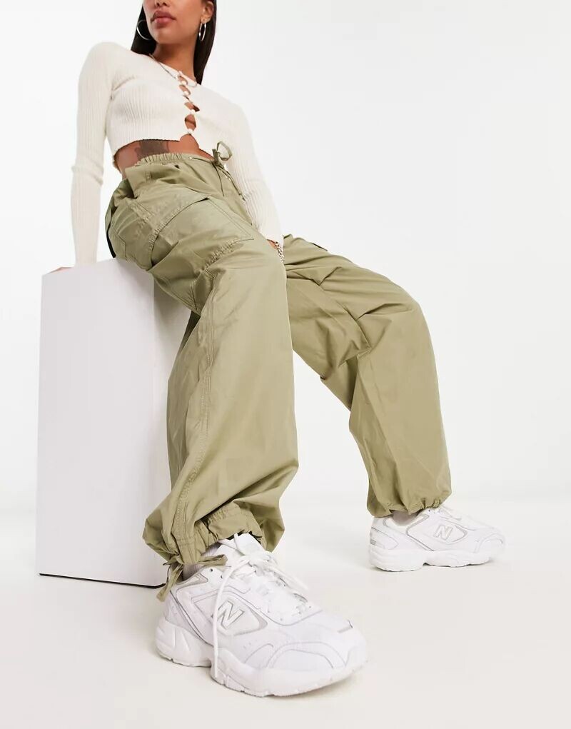 

Нейлоновые брюки-карго цвета хаки с завязками на талии Bershka