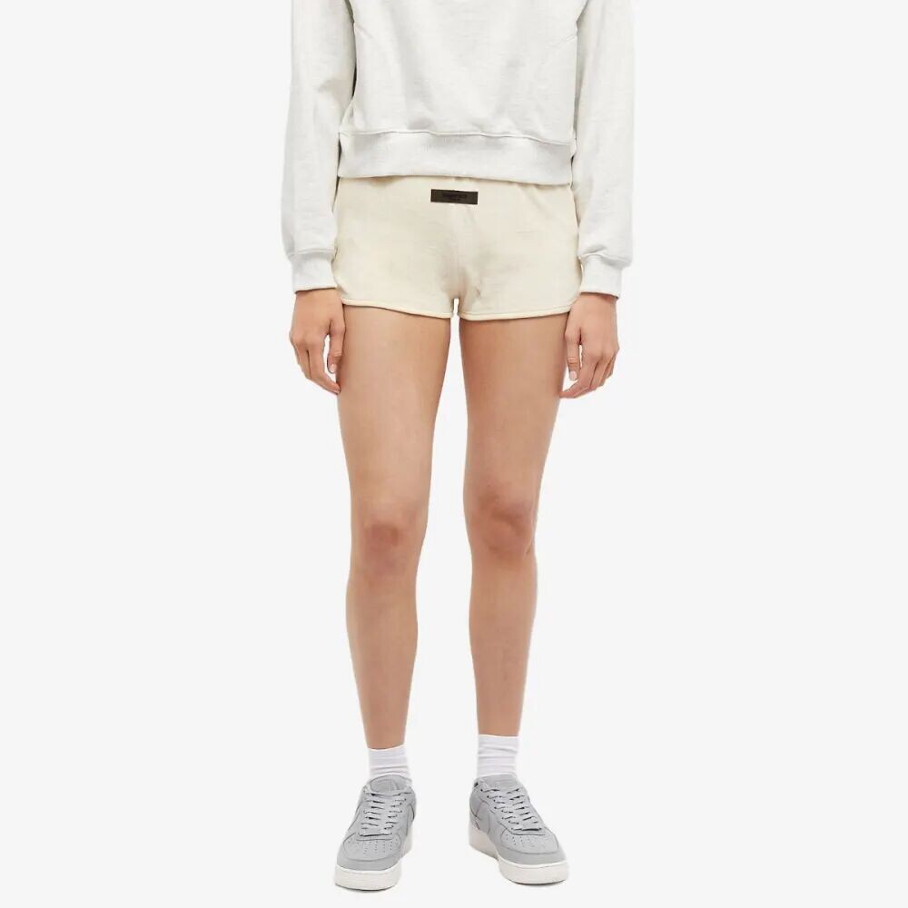 

Fear of God Essentials Велюровые шорты, белый