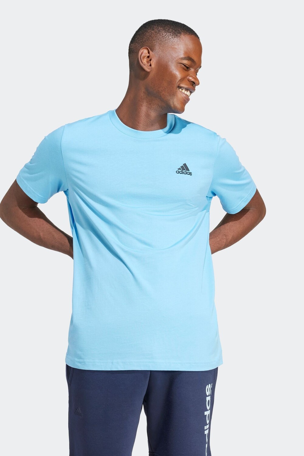 

Футболка из 100% хлопка, одинарный трикотаж, вышитый маленький логотип Adidas, синий