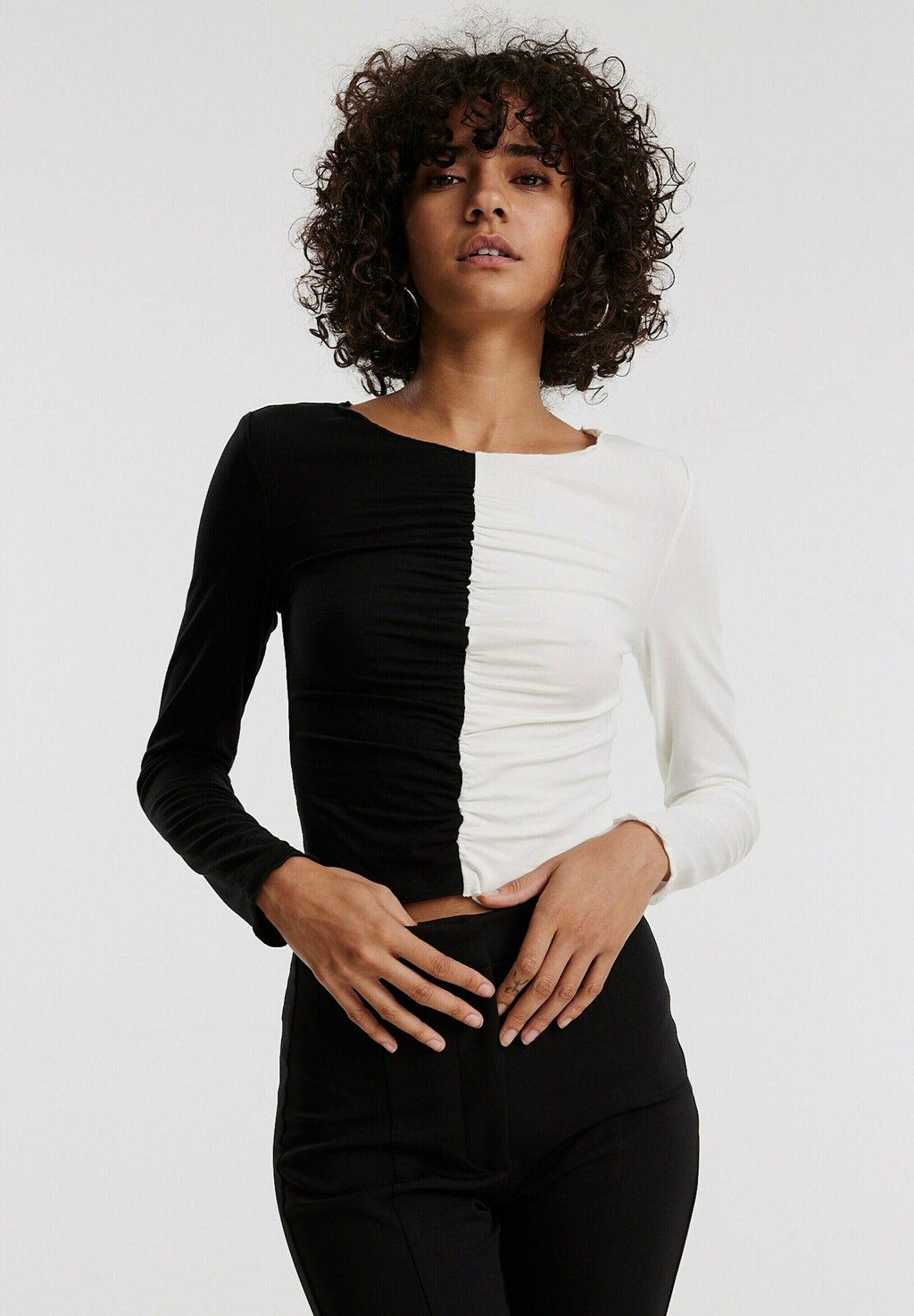 Рубашка с длинным рукавом KAROLINA EDITED, цвет schwarz