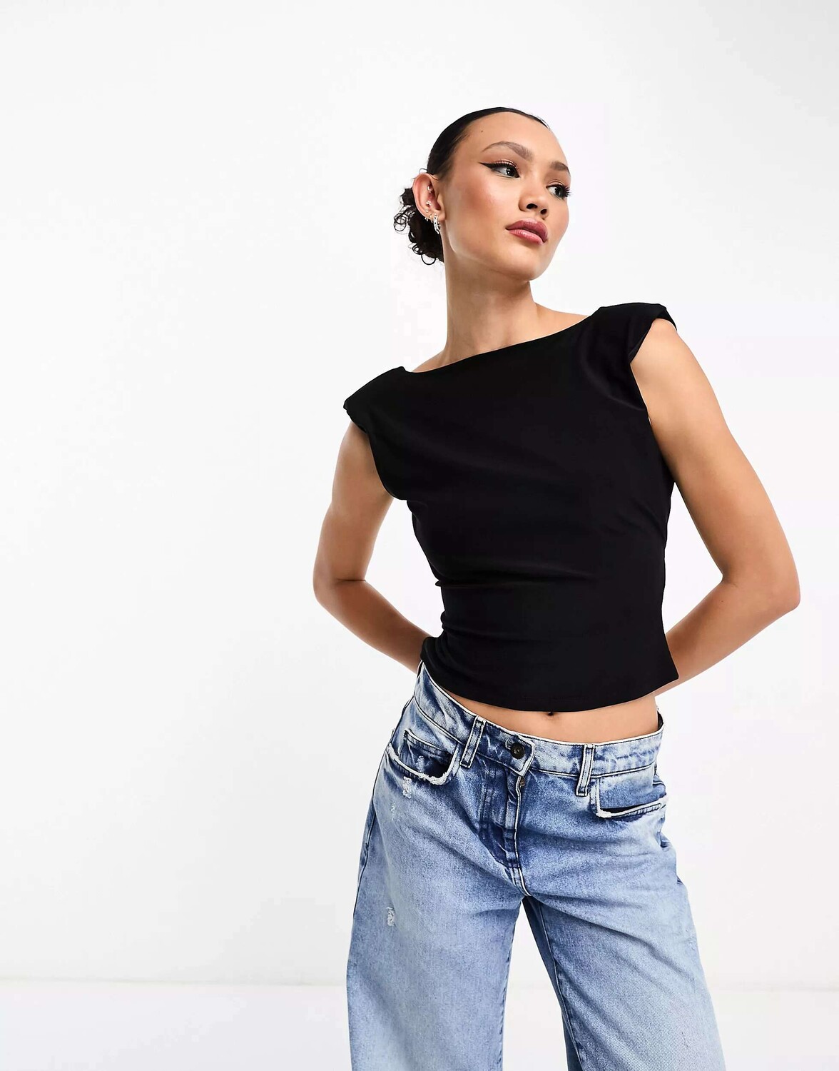 

Черная майка с открытой спиной и подплечниками ASOS
