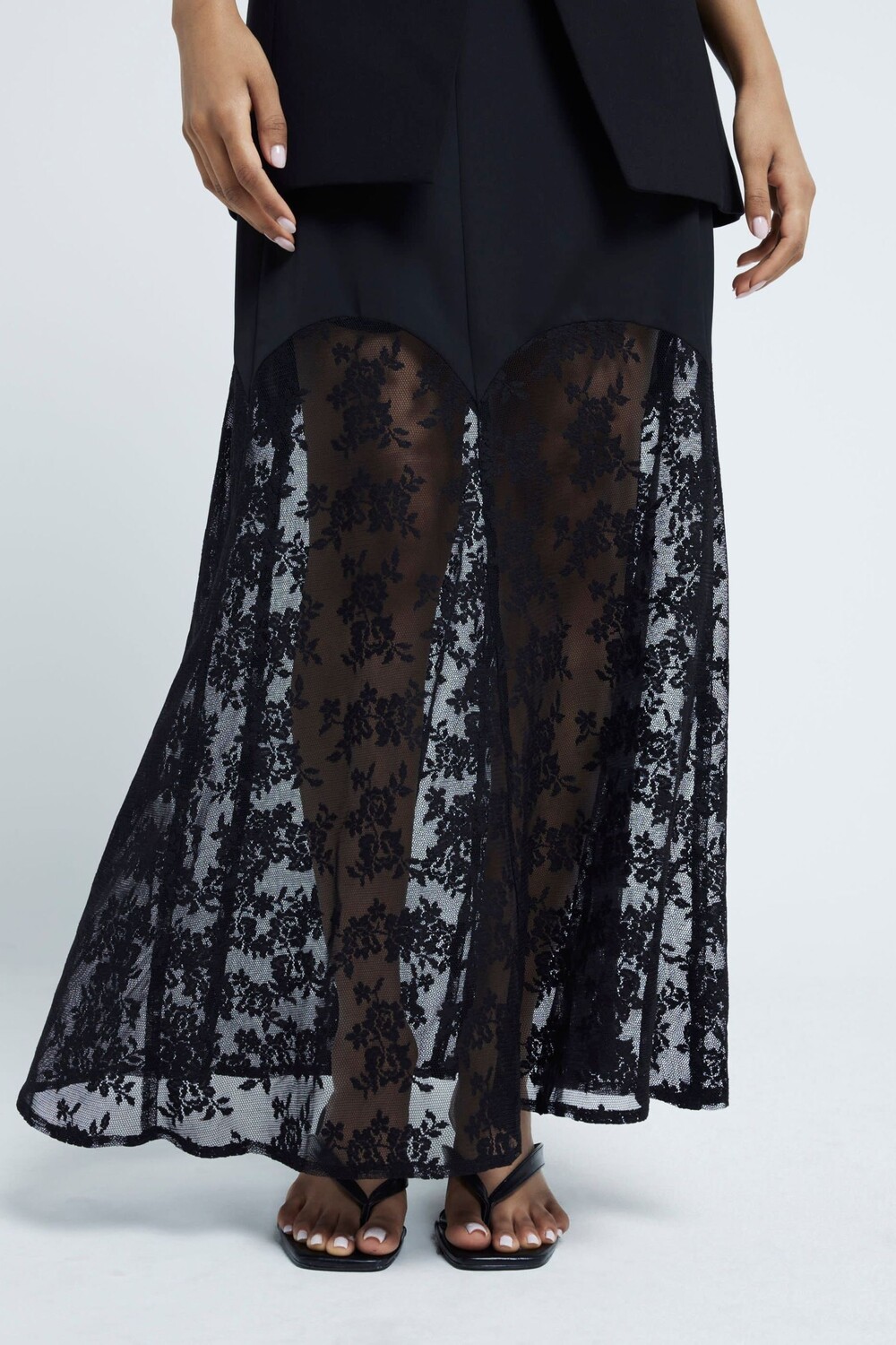 

Миниатюрная юбка миди с отделкой из атласного кружева River Island, черный