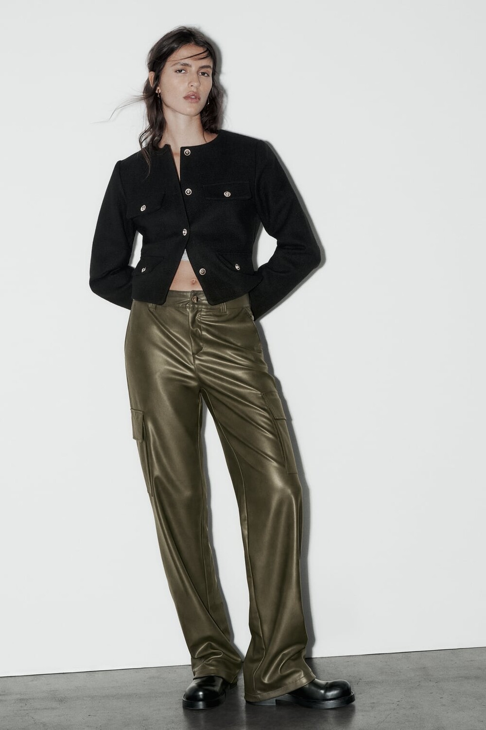 

Укороченная куртка с клапанами ZARA, черный