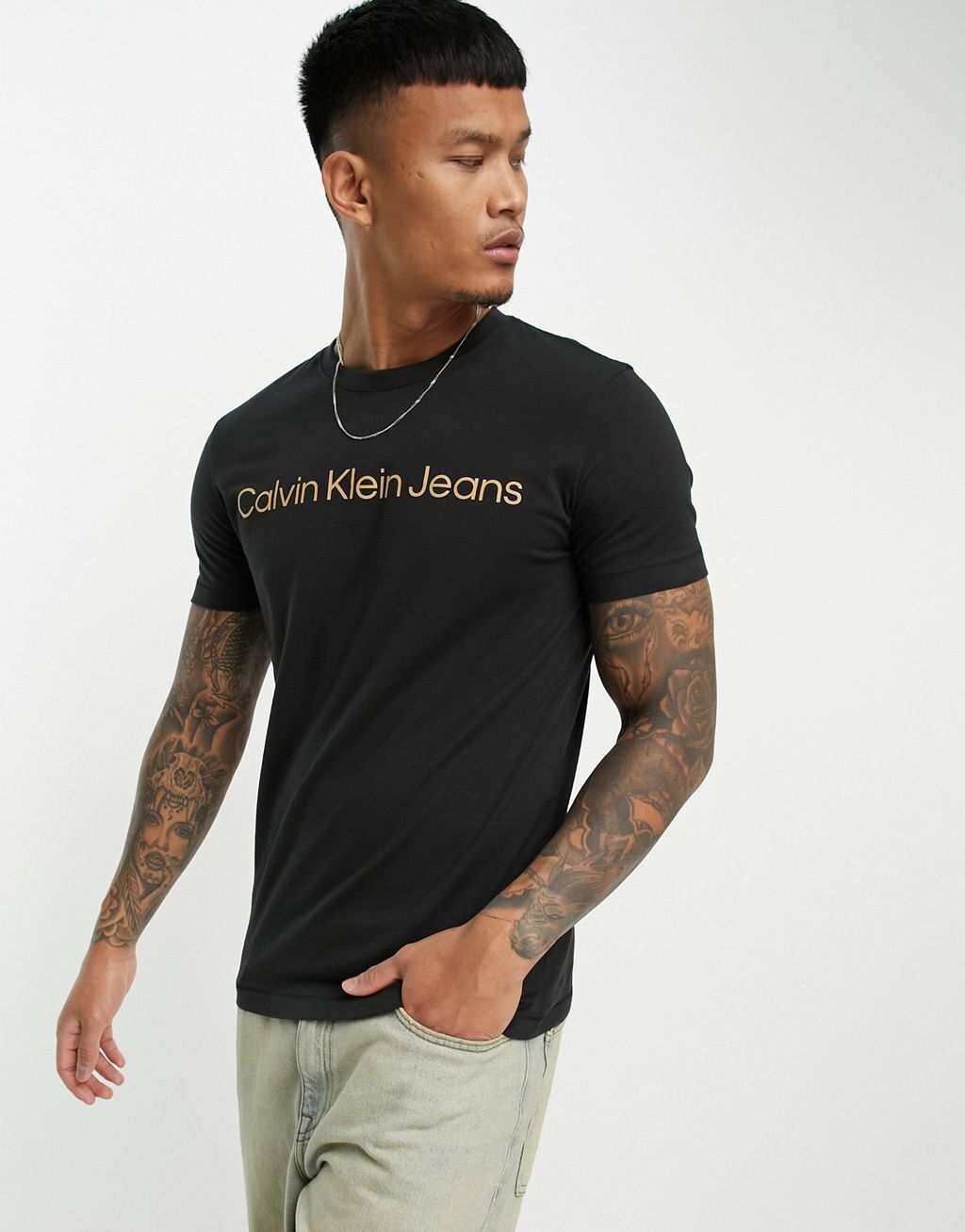 

Черная узкая футболка с логотипом Calvin Klein Jeans