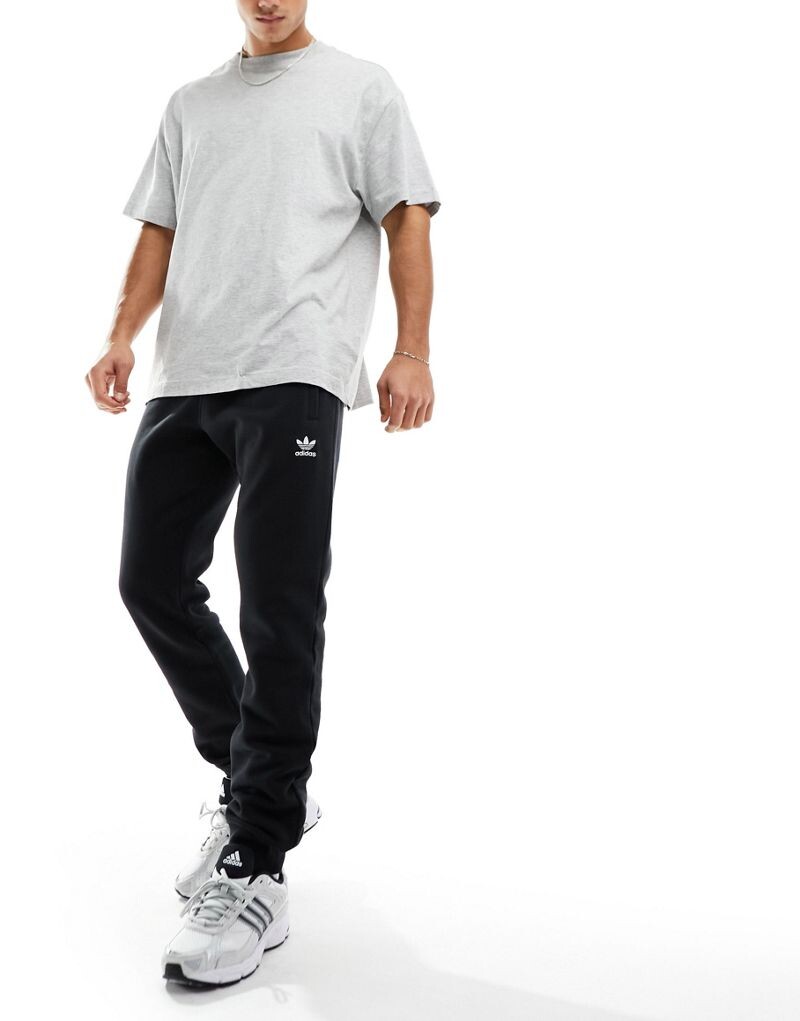 

Черные джоггеры adidas Essentials