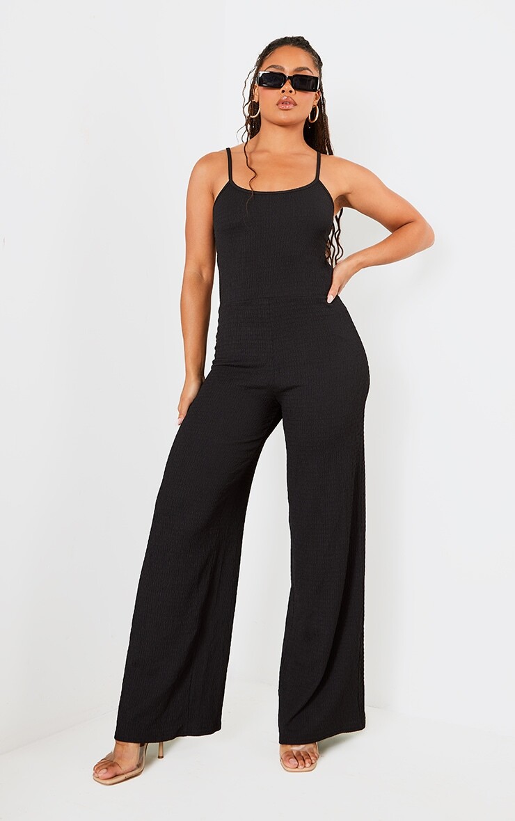

PrettyLittleThing Черный фактурный комбинезон с открытой спиной и завязками