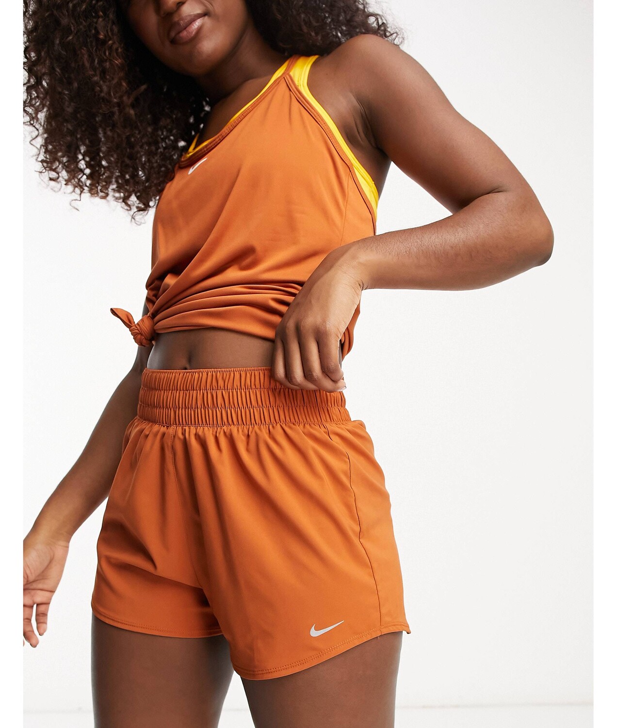 

Оранжевые шорты с высокой посадкой Nike Training One