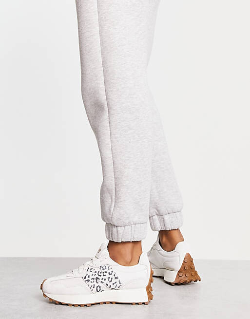 

Белые кроссовки New Balance 327 с леопардовым принтом