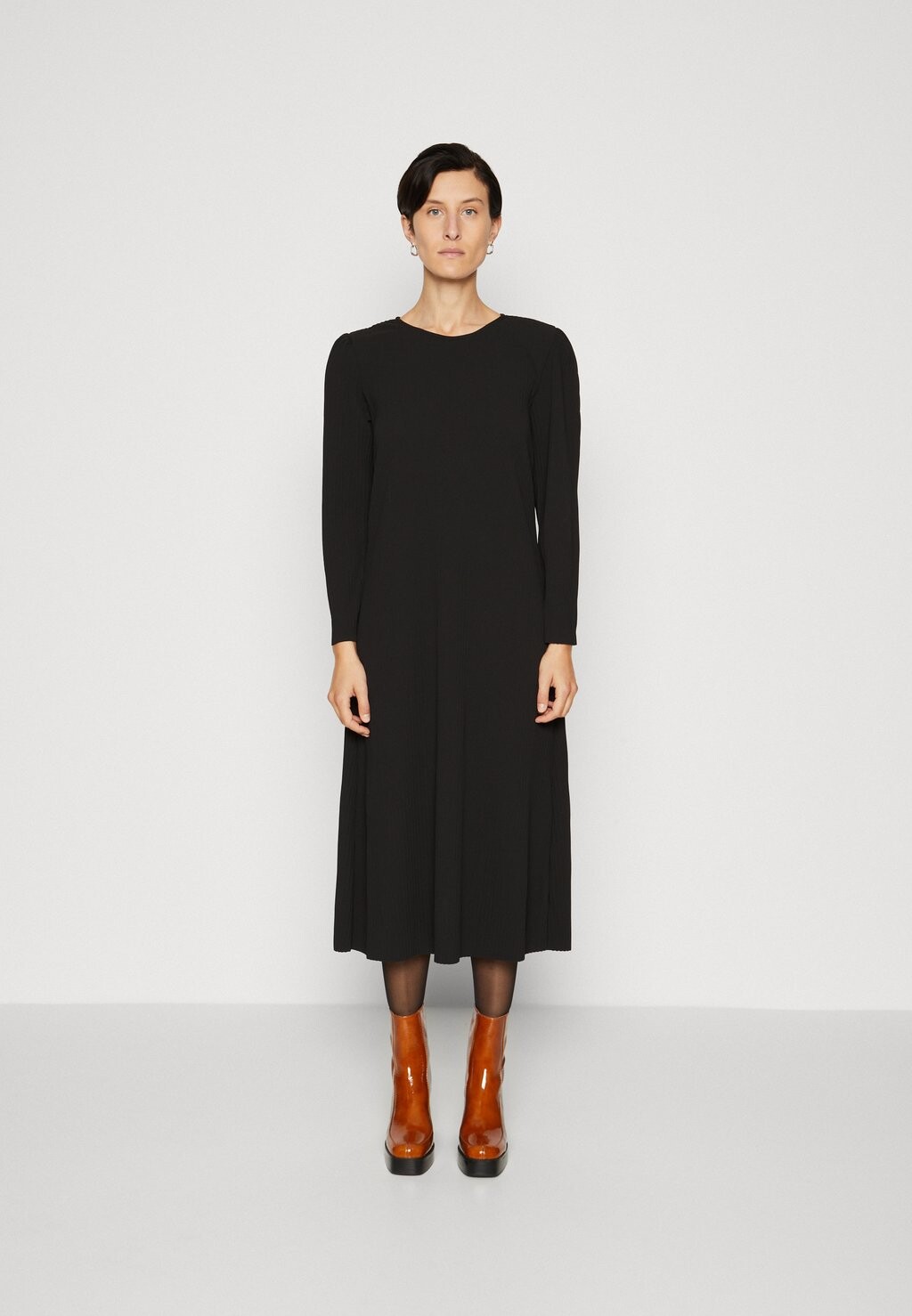 

Платье из джерси ПЛАТЬЕ МИДИ SLFSILLA O NECK PLISSE Selected Femme, черный