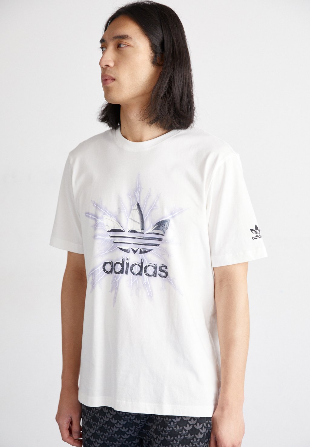 

Футболка с принтом Graphic Tee adidas Originals, цвет white/black