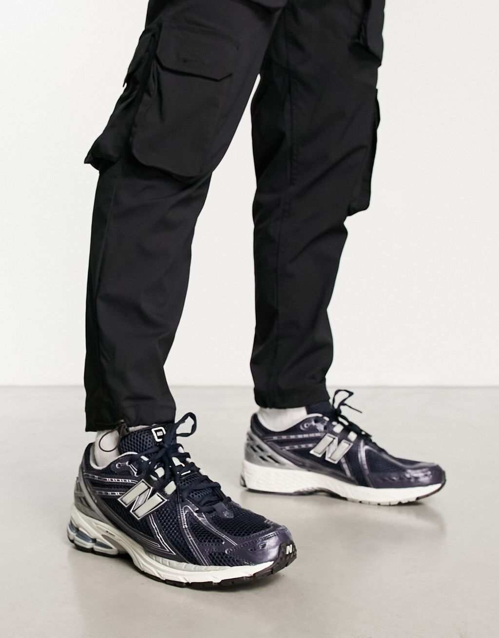 

Темно-синие и серебристые кроссовки New Balance 1906
