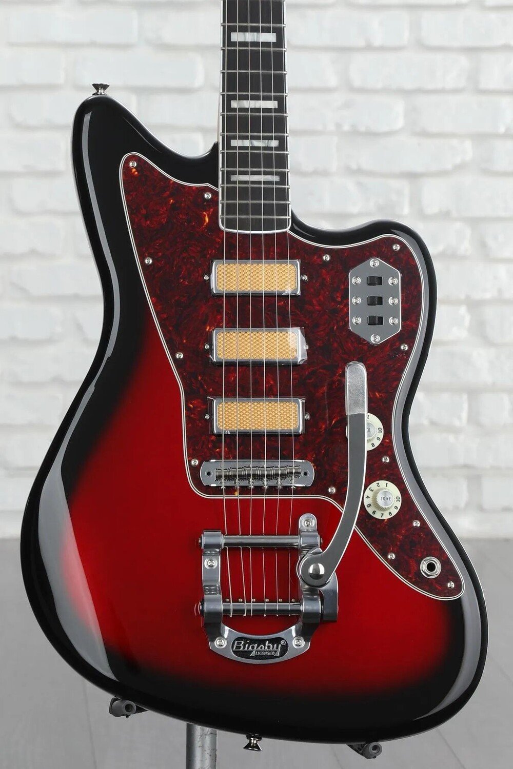 

Электрогитара Fender Jazzmaster с золотой фольгой — Candy Apple Burst