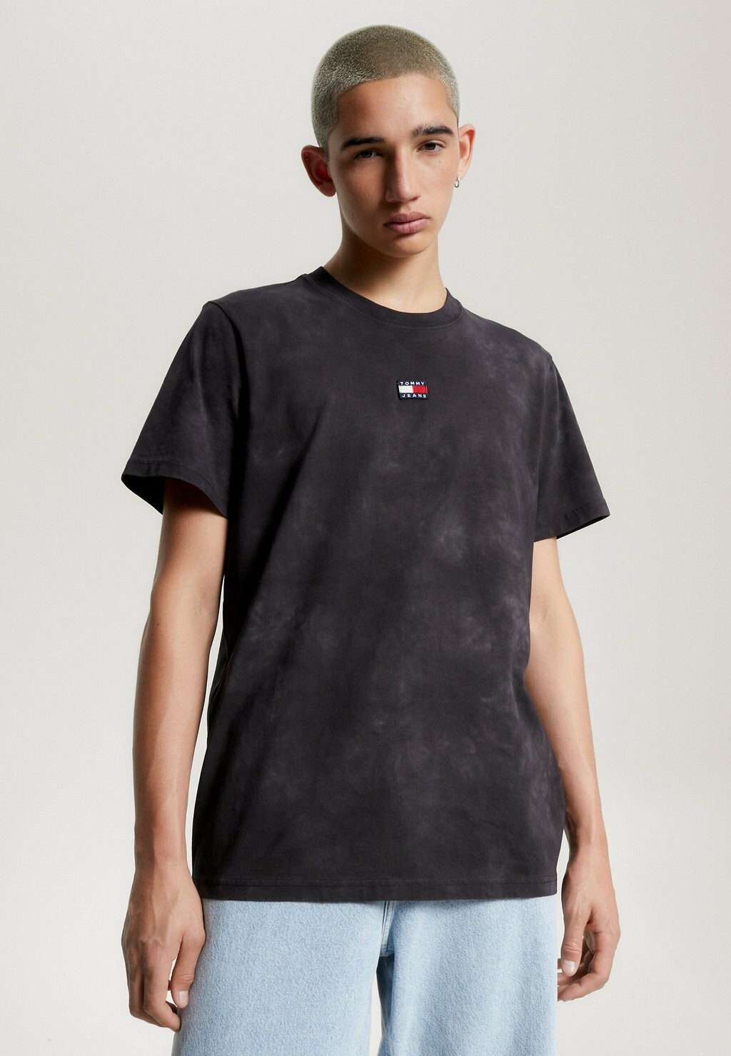 

Футболка с принтом TIE-DYE BADGE Tommy Jeans, черный