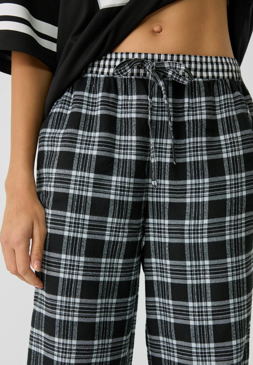 

Брюки RELAXED FIT Stradivarius, черный