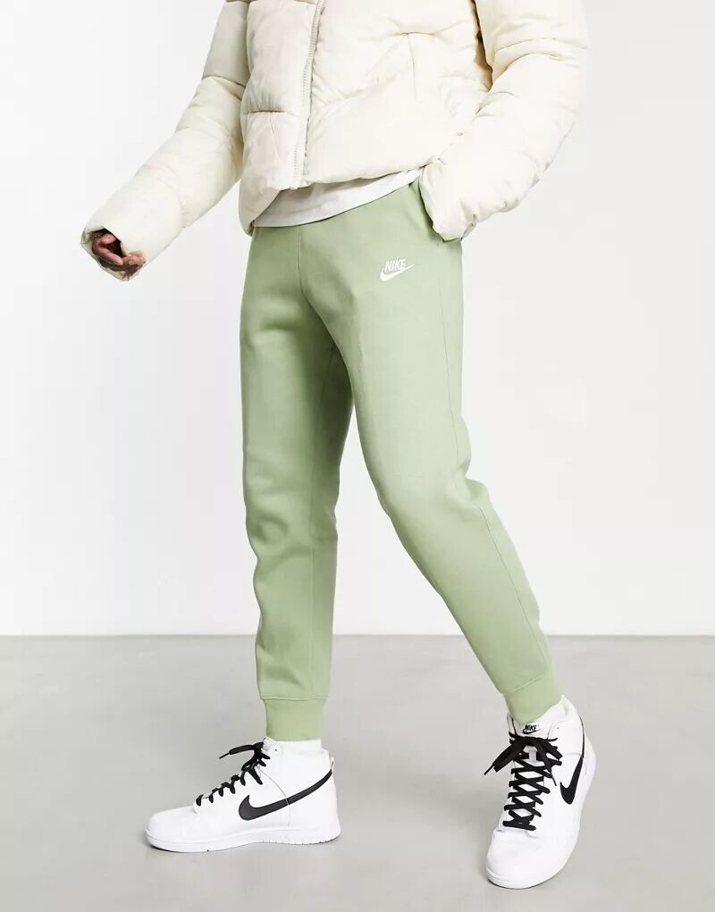 

Зеленые флисовые джоггеры Nike Club