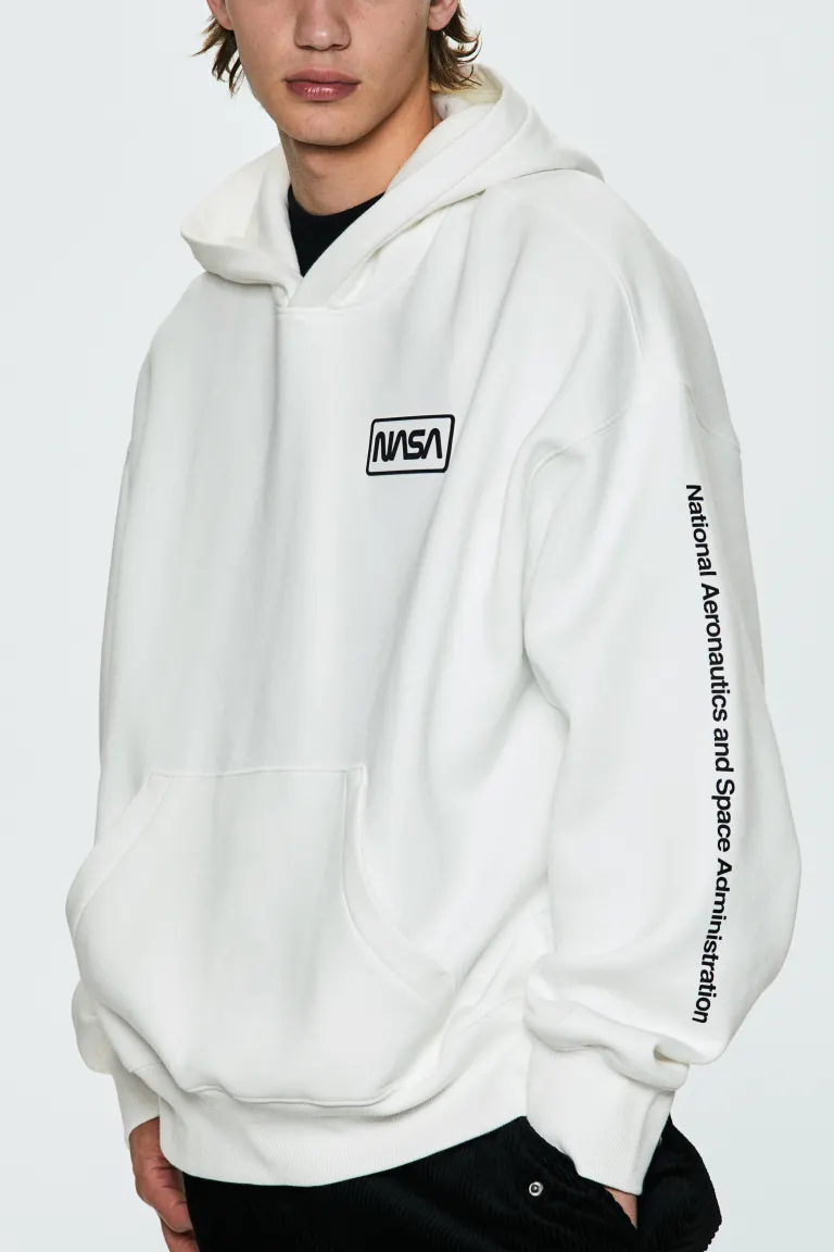 

Толстовка oversized fit с капюшоном и принтом H&M, белый