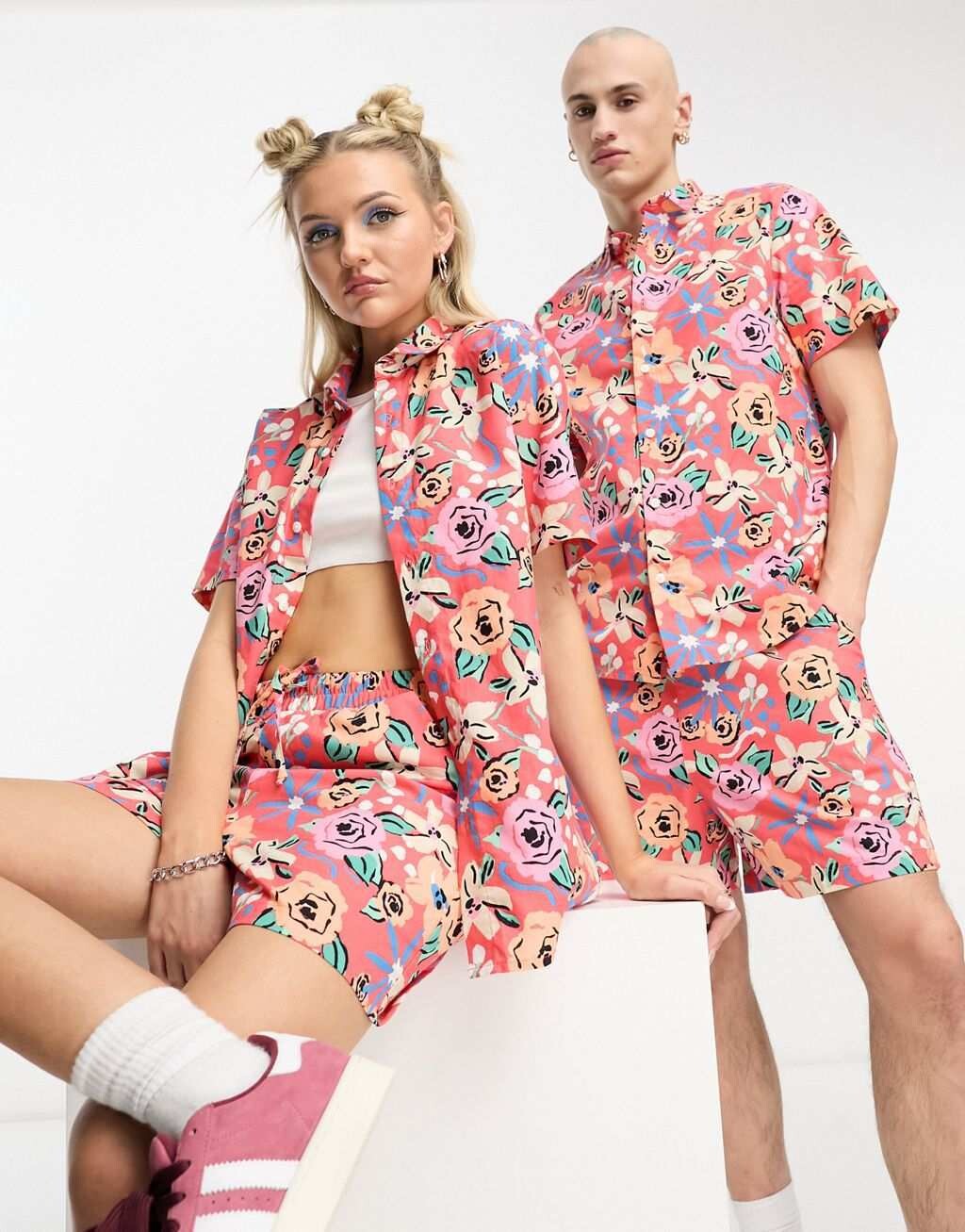

Рубашка унисекс с короткими рукавами и розовым принтом ASOS MADE IN KENYA