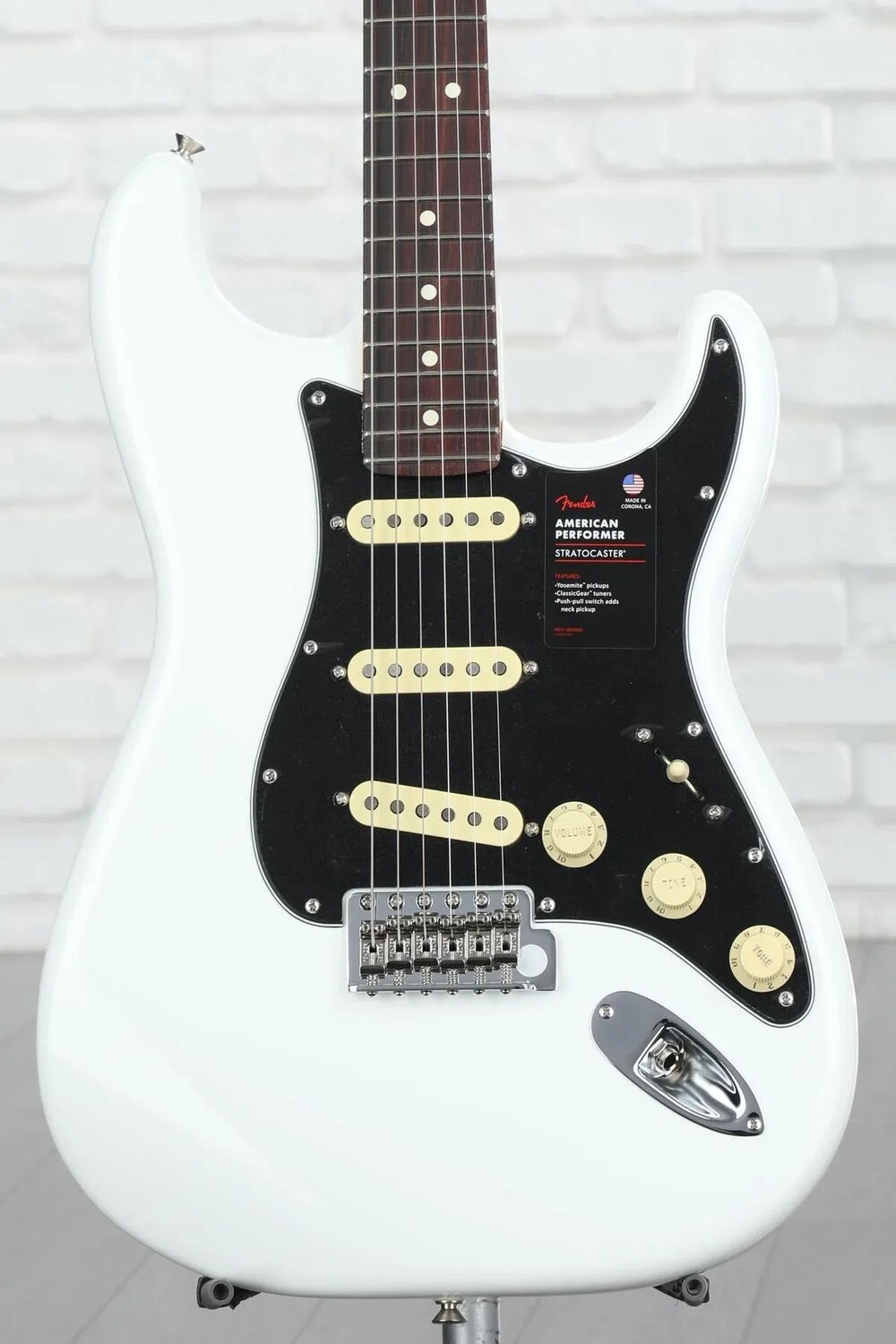 

Fender American Performer Stratocaster — арктический белый цвет с накладкой из палисандра